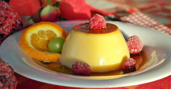 Quels sont les secrets pour une panna cotta à la vanille avec un coulis de fruits rouges?