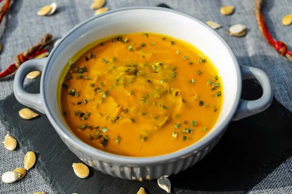 Comment préparer une soupe de courgettes et menthe sans crème pour une option minceur ?